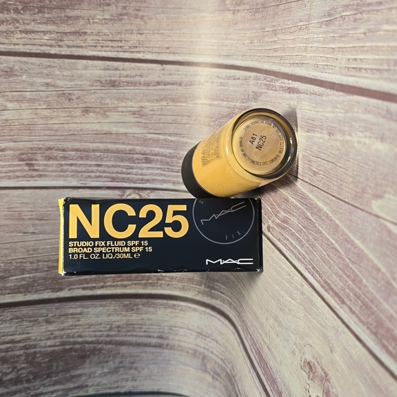 M•A•C STUDIO FIX FLUID NC25 30ml** - Picture 3 of 3